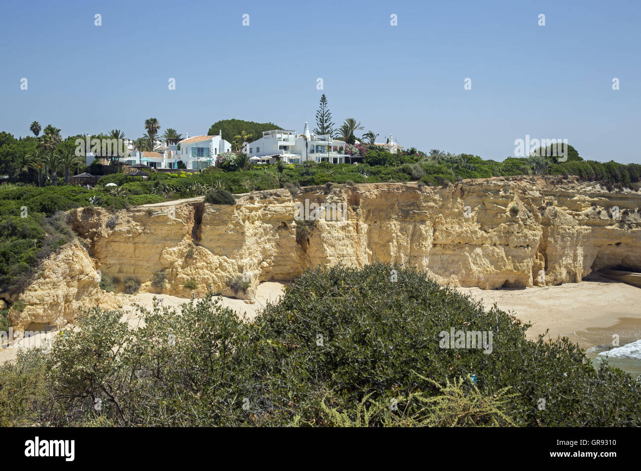 Ferienhäuser auf den Klippen am Armacao De Pera, Algarve, Portugal, Europa Stockfoto