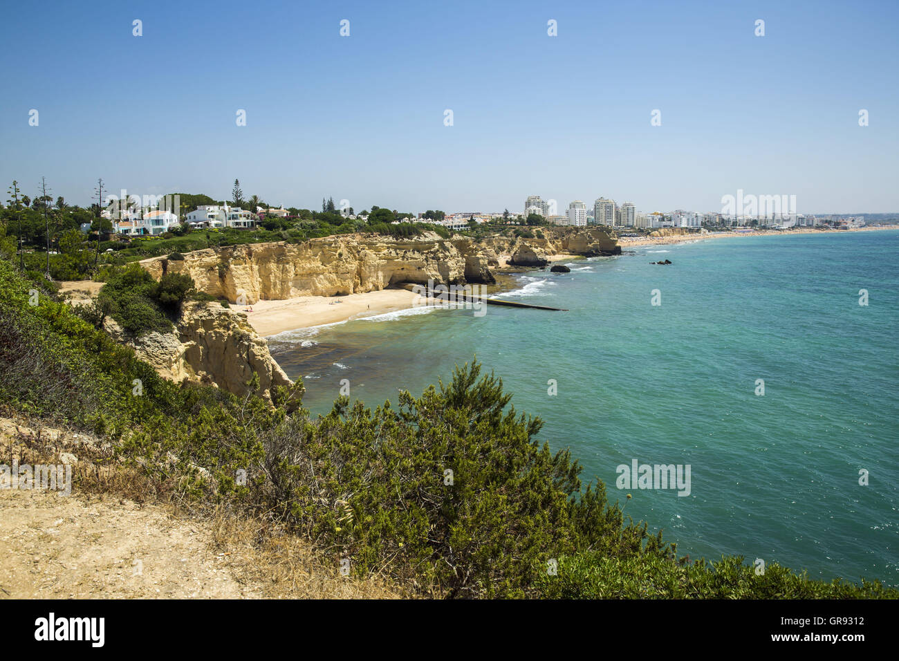 Ferienhäuser auf den Klippen am Armacao De Pera, Algarve, Portugal, Europa Stockfoto