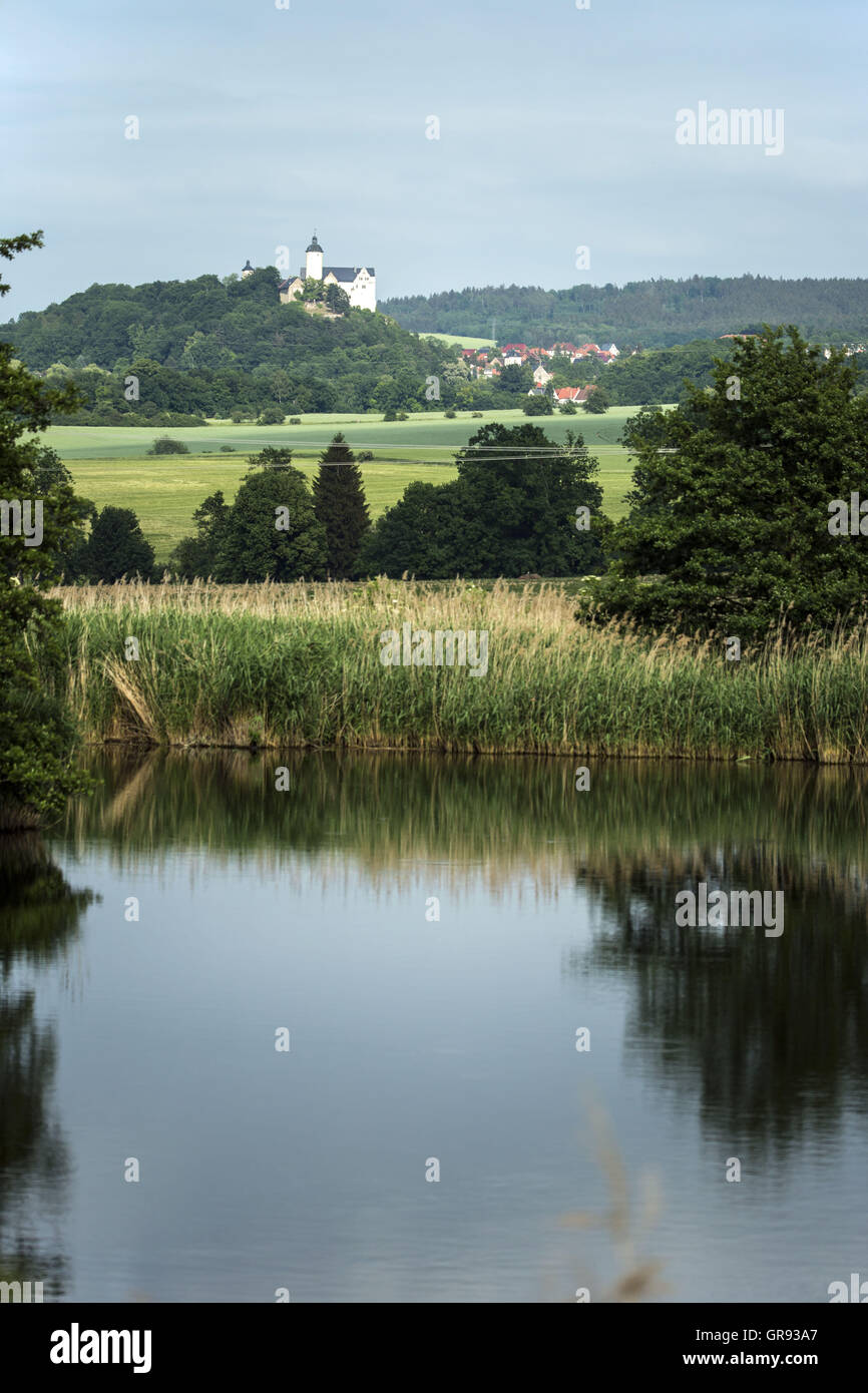 Blick auf einen Teich, um Ranis im Hintergrund, Thüringen, Deutschland, Europa Stockfoto