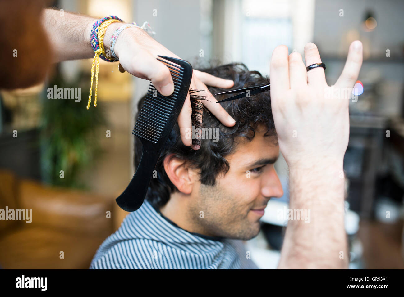 Mann bekommt einen Haarschnitt an seinem Barbier Stockfoto