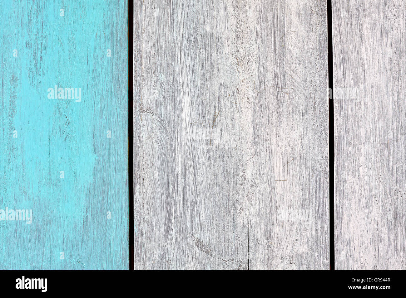 Rustikale blau und weiß lackierten Holztisch, Ansicht von oben, Textfreiraum. Stockfoto