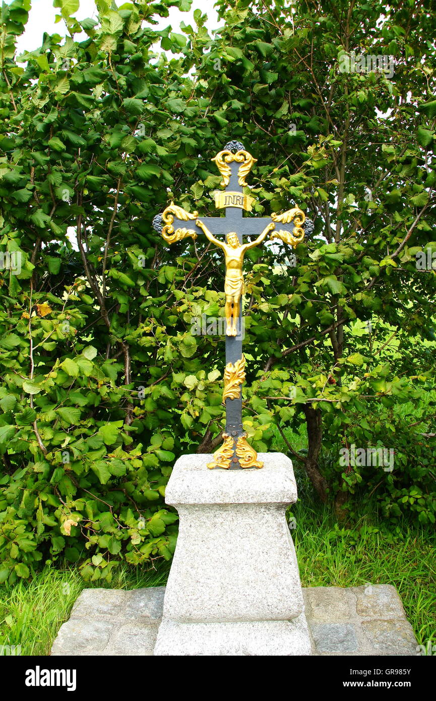 Metal Cross auf eine leichte Steinsockel In Nesselwang im Allgäu Stockfoto