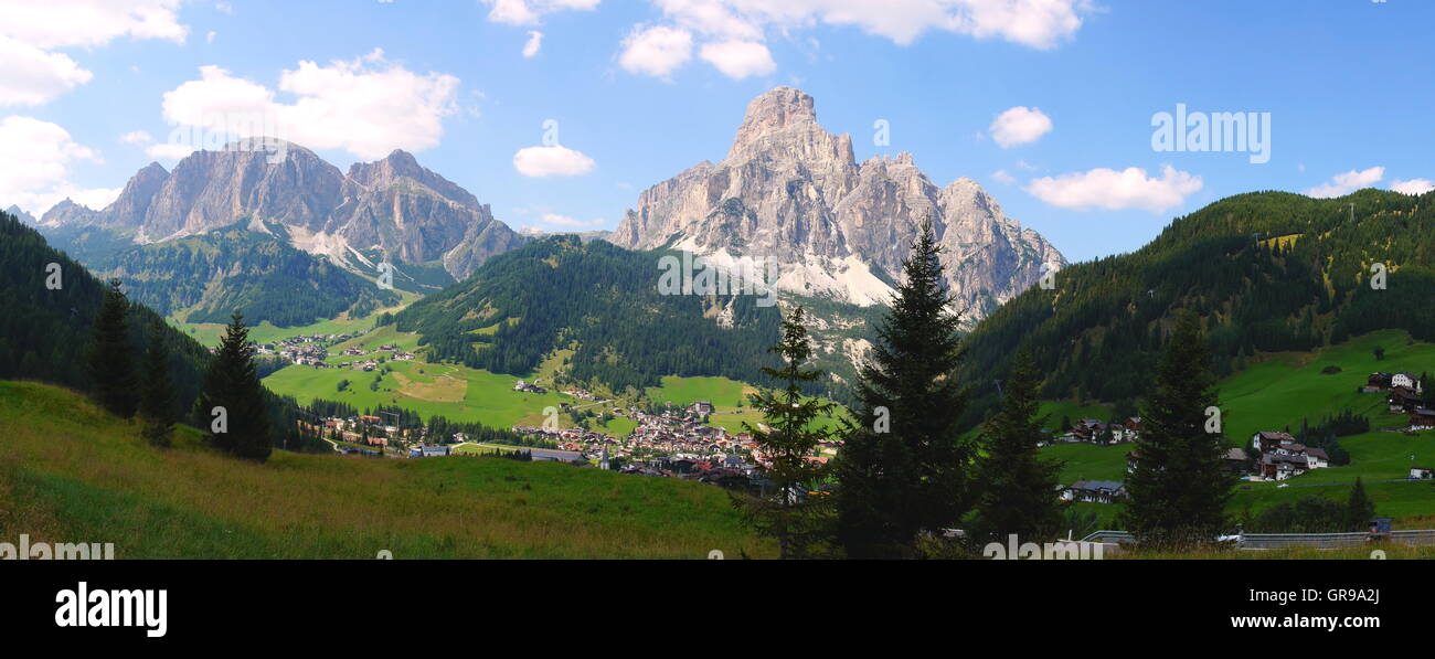 CIR-Berge und Sassongher In den Dolomiten-Panorama im Sommer Stockfoto