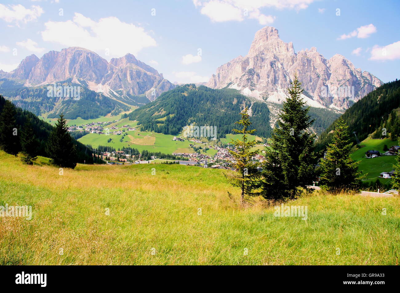 CIR-Bergen In den Dolomiten mit Kolfuschg und Corvara auf der rechten Seite Stockfoto