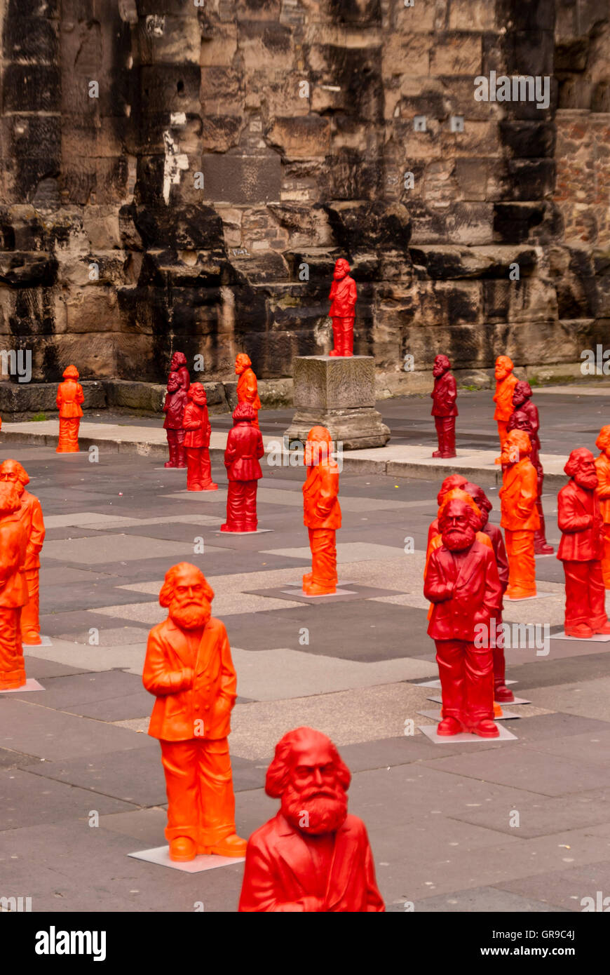 Porta Nigra mit Marx-Installation In Trier Deutschland Stockfoto