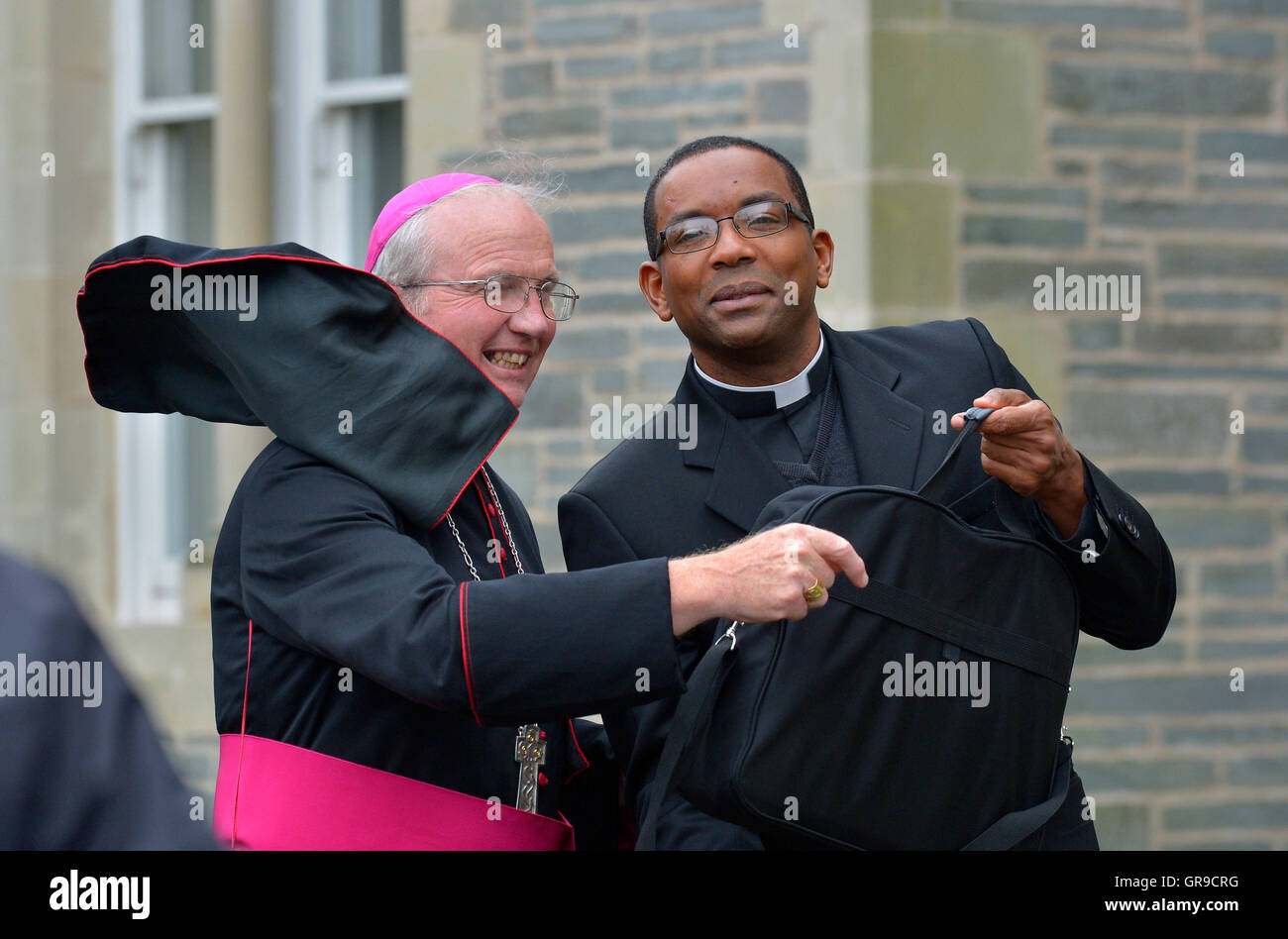 Der Bischof von Derry die meisten Reverend Donal McKeown (links) mit sehr Rev Monsignore Amaury Medina Blanco, Staatssekretär und stellvertretender Stockfoto