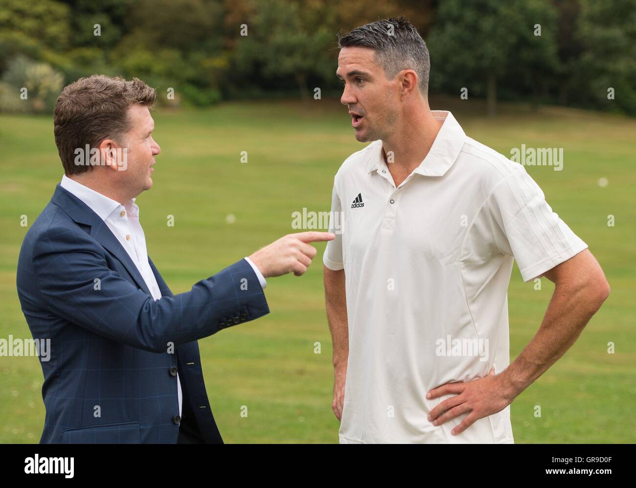 Kevin Pietersen (rechts) mit US-Botschafter Matthew Barzun nach der britischen Presse vs. uns Presse Cricket-Match veranstaltet von Herrn Barzun an seinem Amtssitz, Winfield House im Zentrum von London. Stockfoto