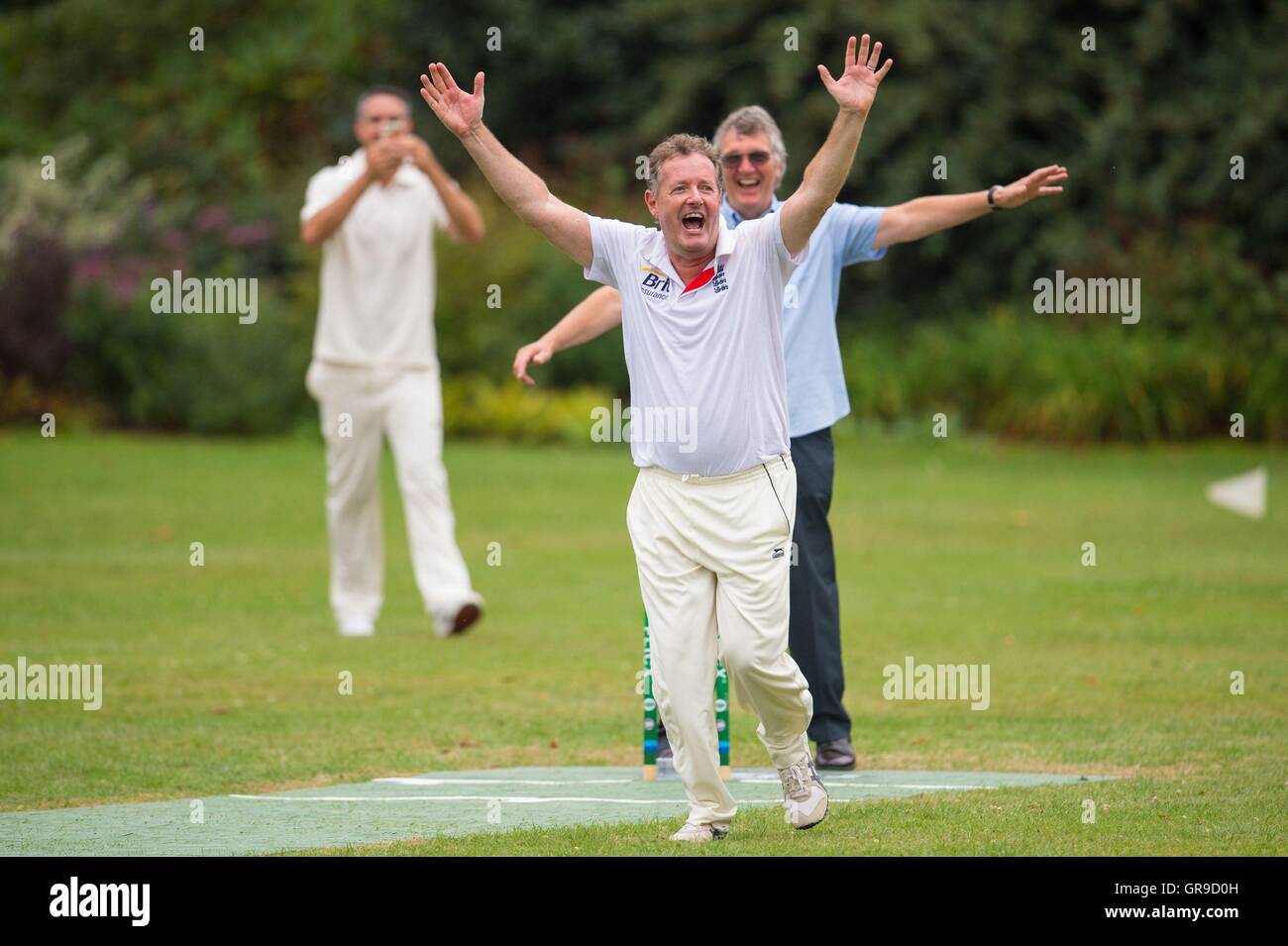 Piers Morgan feiert einen Hattrick Wickets, wie er für das US-Team in der britischen Presse vs. uns Presse Cricket-Match gehostet von US-Botschafter Matthew Barzun an seinem Amtssitz, Winfield House in der Londoner Schalen. Stockfoto