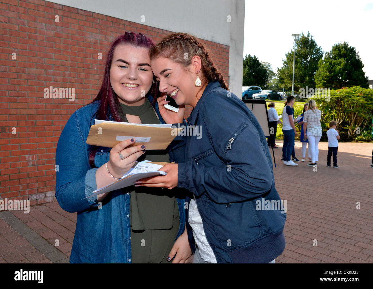 Mädchen im Teenageralter Überprüfung GCSE Resultate, Londonderry, Nordirland. © George Sweeney/Alamy Stockfoto