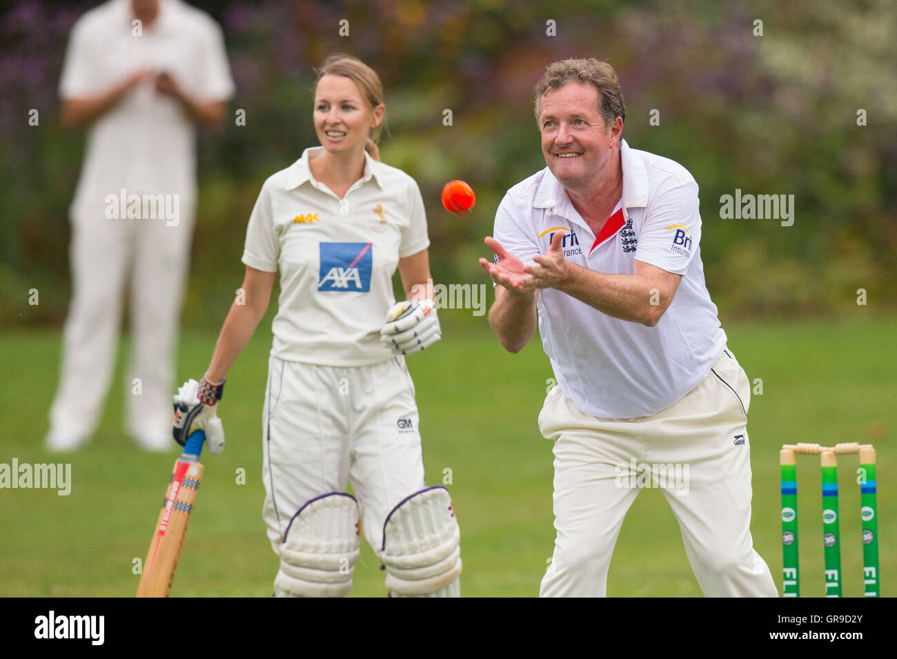 Piers Morgan bowling für das US-Team in der britischen Presse vs. uns Presse Cricket-Match gehostet von US-Botschafter Matthew Barzun an seinem Amtssitz, Winfield House im Zentrum von London. Stockfoto