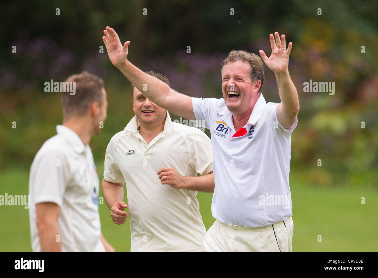 Piers Morgan feiert einen Hattrick Wickets, wie er für das US-Team in der britischen Presse vs. uns Presse Cricket-Match gehostet von US-Botschafter Matthew Barzun an seinem Amtssitz, Winfield House in der Londoner Schalen. Stockfoto