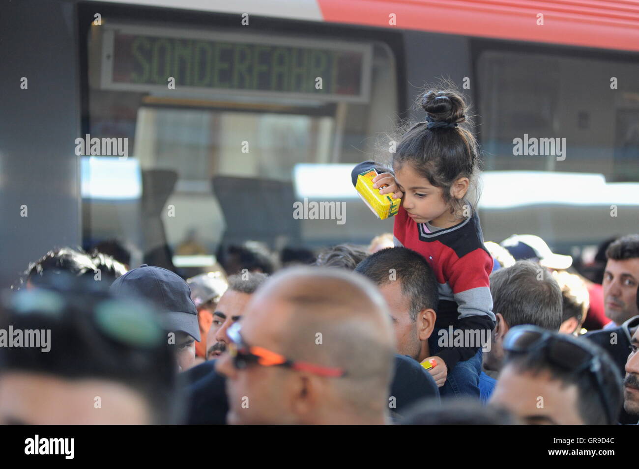 Syrischer Flüchtling Zug von Budapest In Wien angekommen Stockfoto