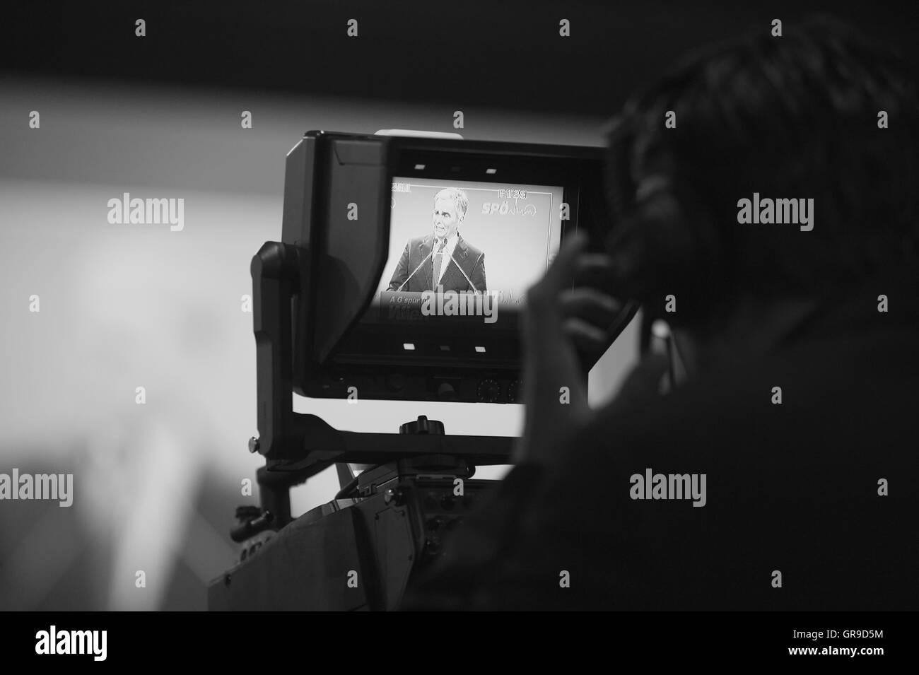Bundeskanzler Werner Faymann im Wahlkampf auf die Kommunalwahlen In Wien eröffnet Stockfoto