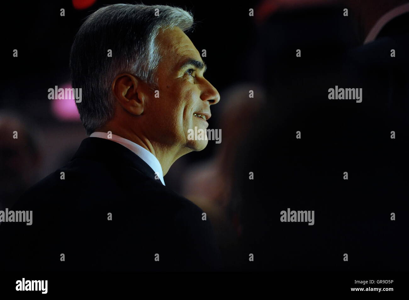 Bundeskanzler Werner Faymann im Wahlkampf auf die Kommunalwahlen In Wien eröffnet Stockfoto