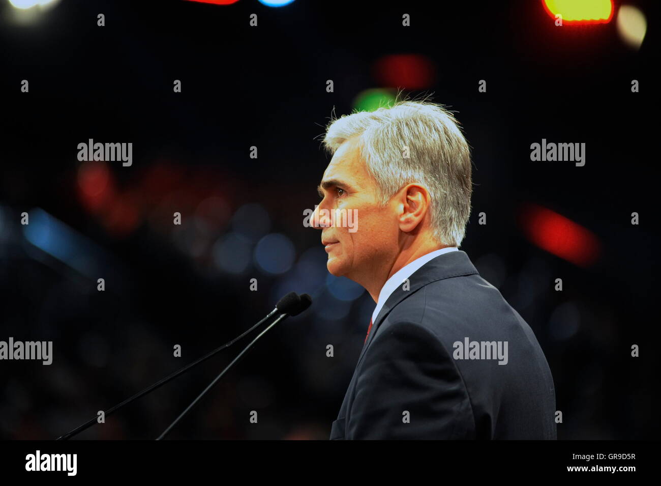 Bundeskanzler Werner Faymann im Wahlkampf auf die Kommunalwahlen In Wien eröffnet Stockfoto