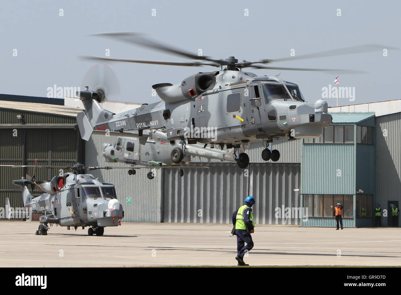 Luchs Wildkatze hma 2 Hubschrauber zz 396 der Royal Navy Landung auf der Rampe bei Rnas mit einem Luchs Wildkatze hma Hma 8 und 2 hinter sich. Stockfoto