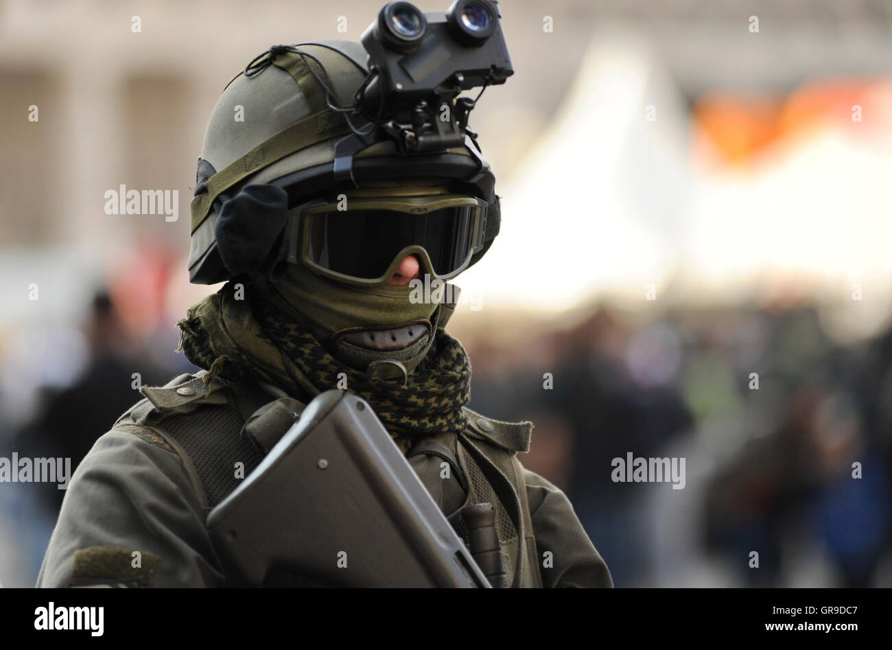 Soldat In Kampfausrüstung Stockfoto