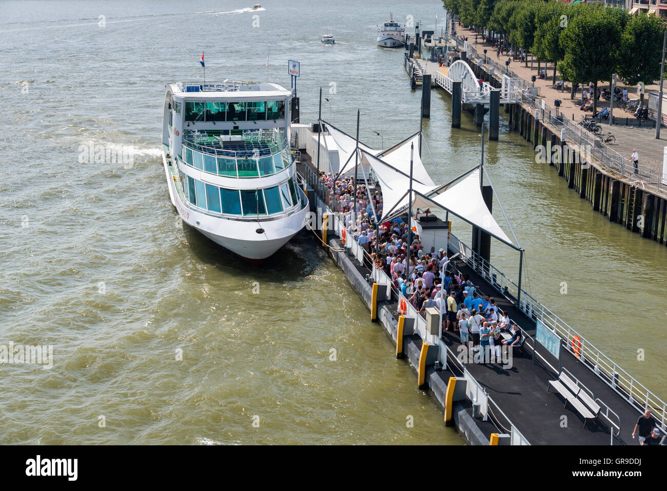 ROTTERDAM, Niederlande - 31. August 2016: nicht identifizierten Personen Check-in für eine Kreuzfahrt in Rotterdam am Fluss am 31. August 2016 Stockfoto