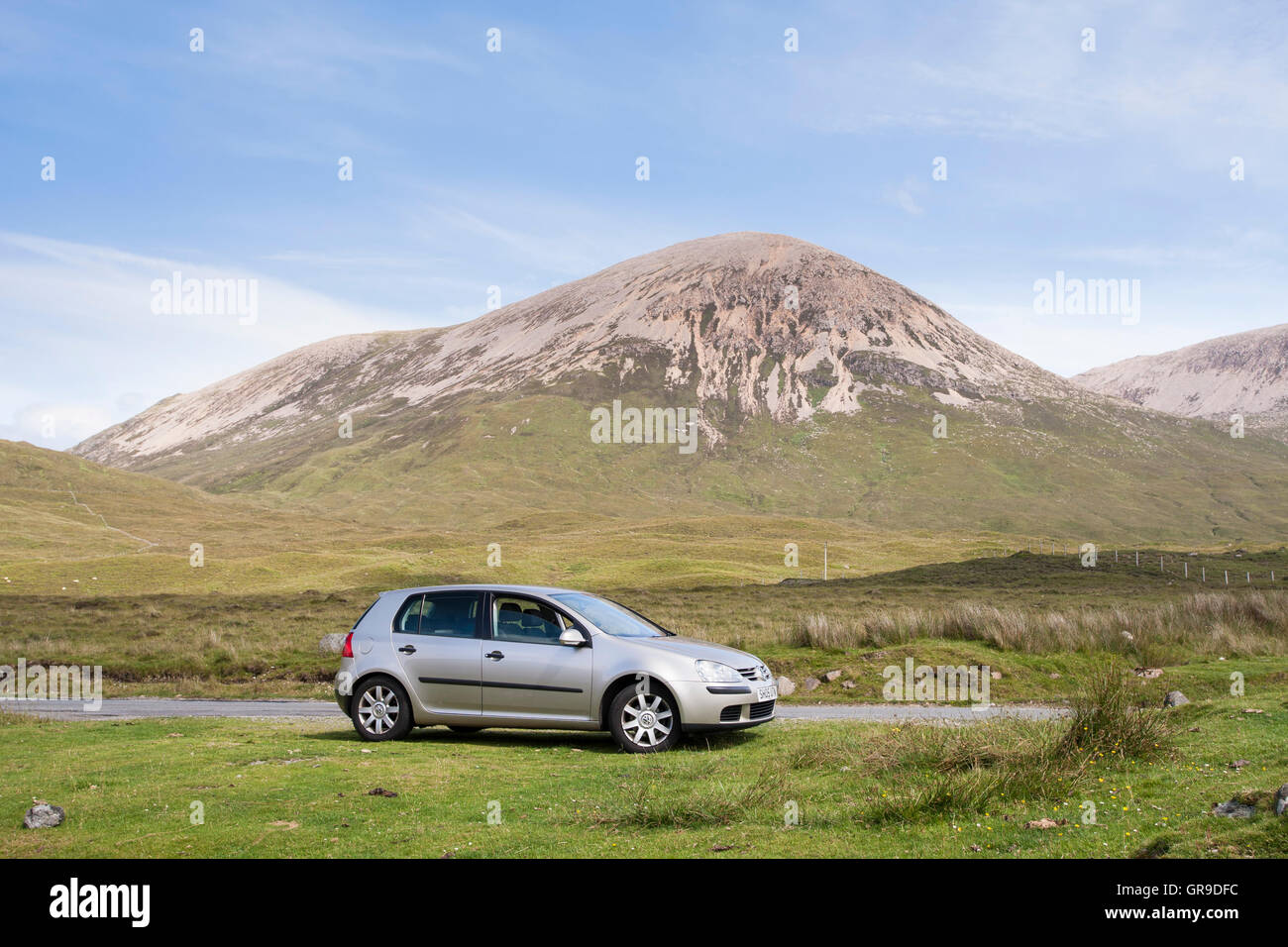 Volkswagen Golf Auto parkte neben Straße mit Beinn Dearg hinter Strathaird, Isle Of Skye, Schottland, Vereinigtes Königreich Stockfoto