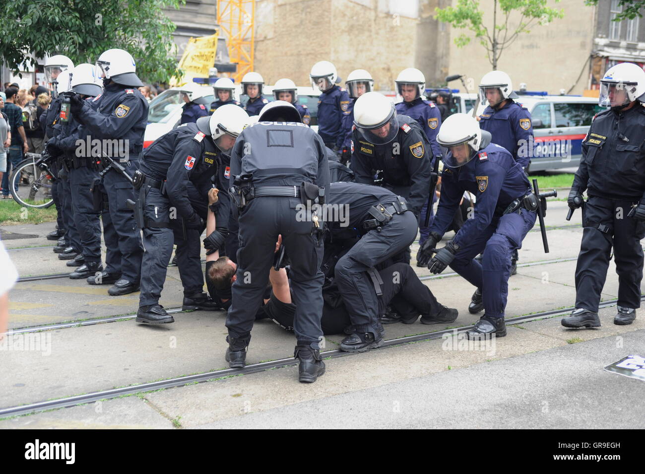 Präsenz der Polizei bei Demonstrationen Stockfoto
