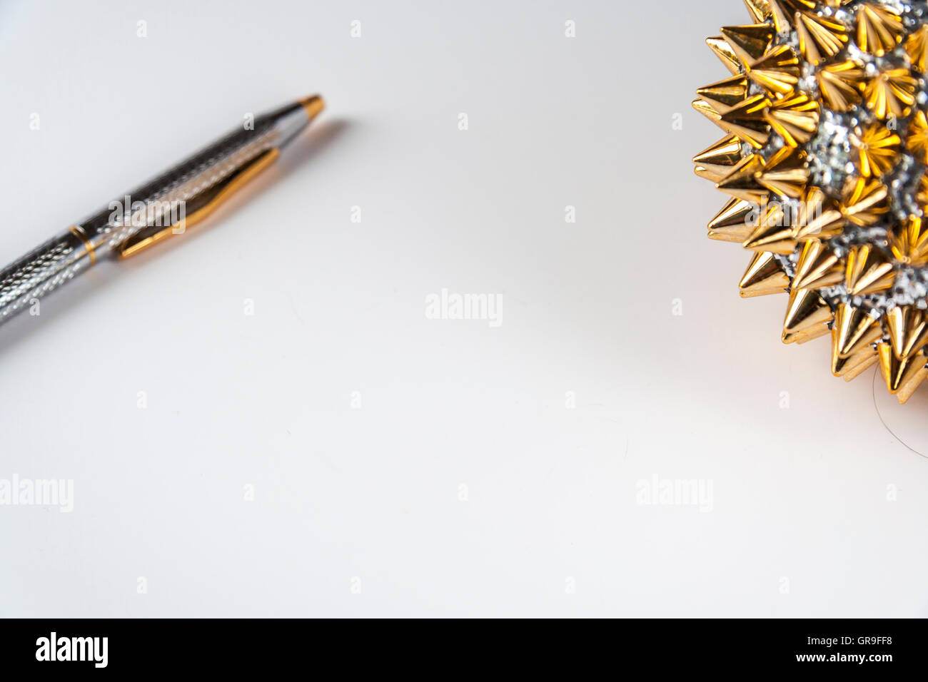 Kugelschreiber und goldene Weihnachtskugel Stockfoto
