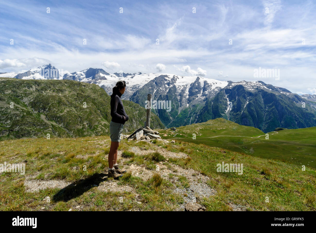 Frau betrachten La Meije Gletscher vom Plateau Emparis, Alpen, Isere, Frankreich, Europa Stockfoto