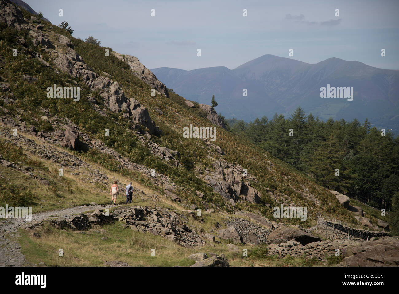 Wanderer steigen von Schloss Fels, North Western Fells, Lake District, Cumbria, Vereinigtes Königreich Stockfoto