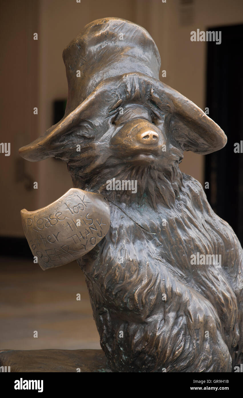 Statue von Paddington Bär am Bahnhof Paddington Station, London, England, Vereinigtes Königreich Stockfoto