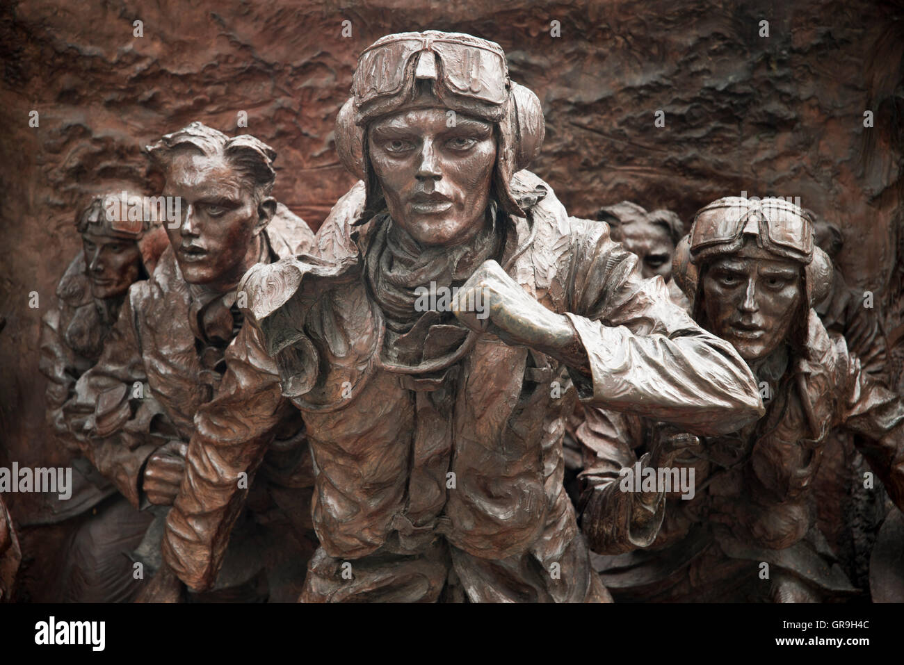 Schlacht von Großbritannien London Denkmal Detail der Bronze durch Paul Day schnitzen. Zeigt Piloten Gerangel um ihre WWII Spitfires Stockfoto