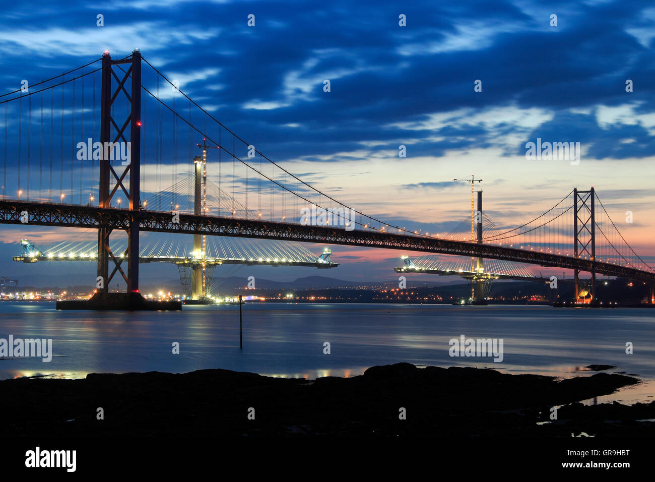 Die Forth Road Bridge, South Queensferry, mit der neuen bridge Queensferry Kreuzung im Hintergrund, Lothian, Schottland, Großbritannien Stockfoto