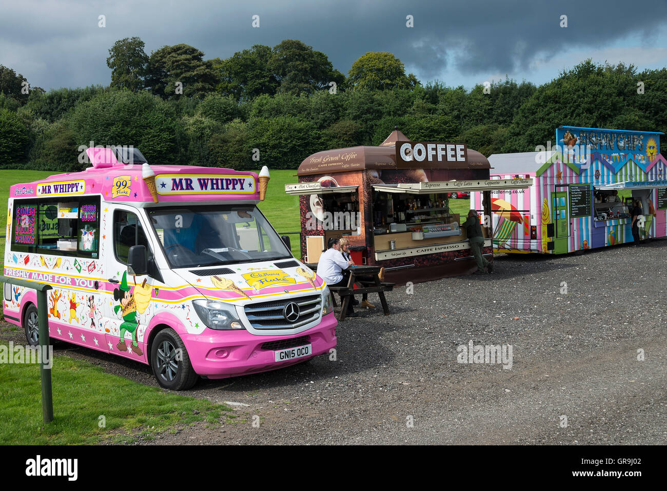 Ein Mr Whippy Ice Cream Van, ein Coffee Stall und ein Fish and Chip Shop auf dem Oulton Park Motor Racing Circuit in der Nähe von Tarporley Cheshire England, Vereinigtes Königreich Stockfoto