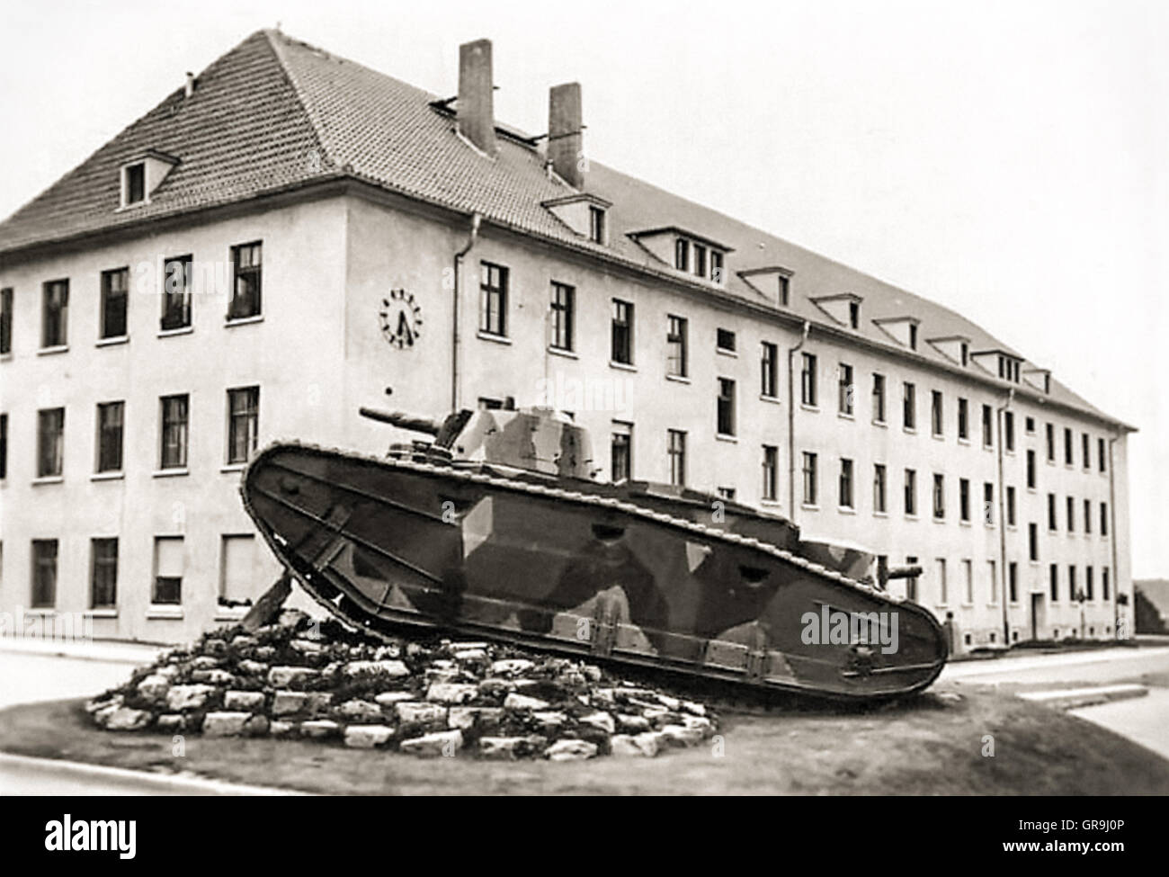 Deutschen Zwischenkriegszeit Tank "Grosstraktor 1" produziert unter Verstoß gegen den Vertrag von Versailles. Foto der einzige Überlebende von Daimler-Benz verankert als Kaserne ein Denkmal von außerhalb der 1. Panzer-Division in Erfurt genommen ca. 1940 entwickelten Prototyp. Stockfoto