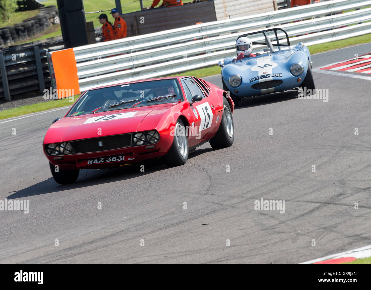 Historische De Tomaso Mangusta und Ginetta G4 Sportwagen Rennen im Oulton Park in der Gold Cup Meeting in der Nähe von Tarporley Cheshire England Vereinigtes Königreich Großbritannien Stockfoto