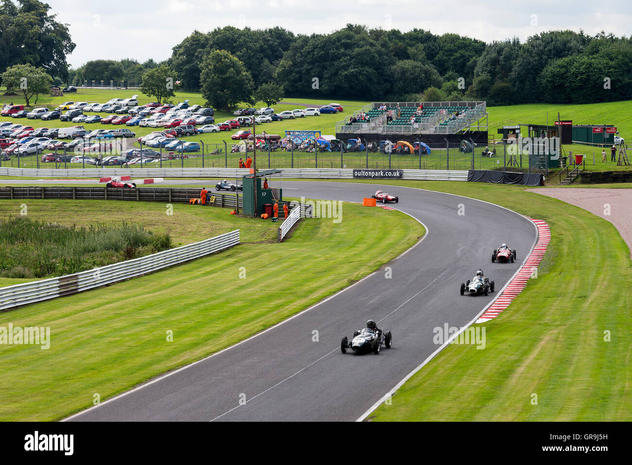 Historische Formel-Junior-Rennwagen bei einem Rennen beim Oulton Park Gold Cup Meeting in der Nähe von Tarporley Cheshire England Großbritannien Stockfoto