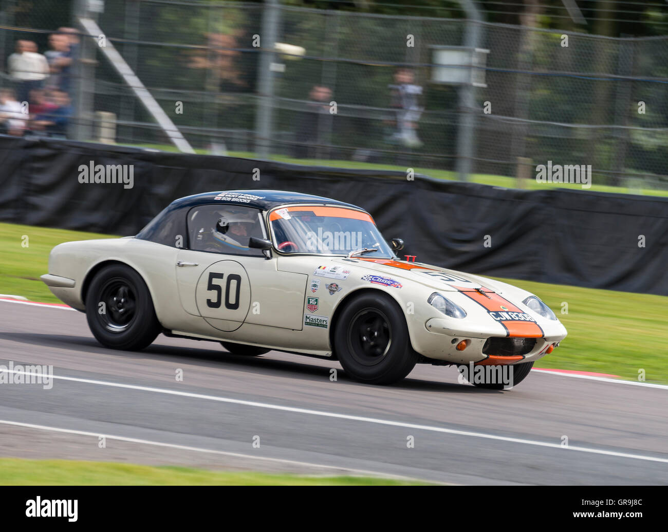 Ein Lotus Elan Sportwagen im Guards Trophy Motor Race auf dem Oulton Park Motor Racing Circuit in der Nähe von Tarporley Cheshire England Großbritannien Stockfoto