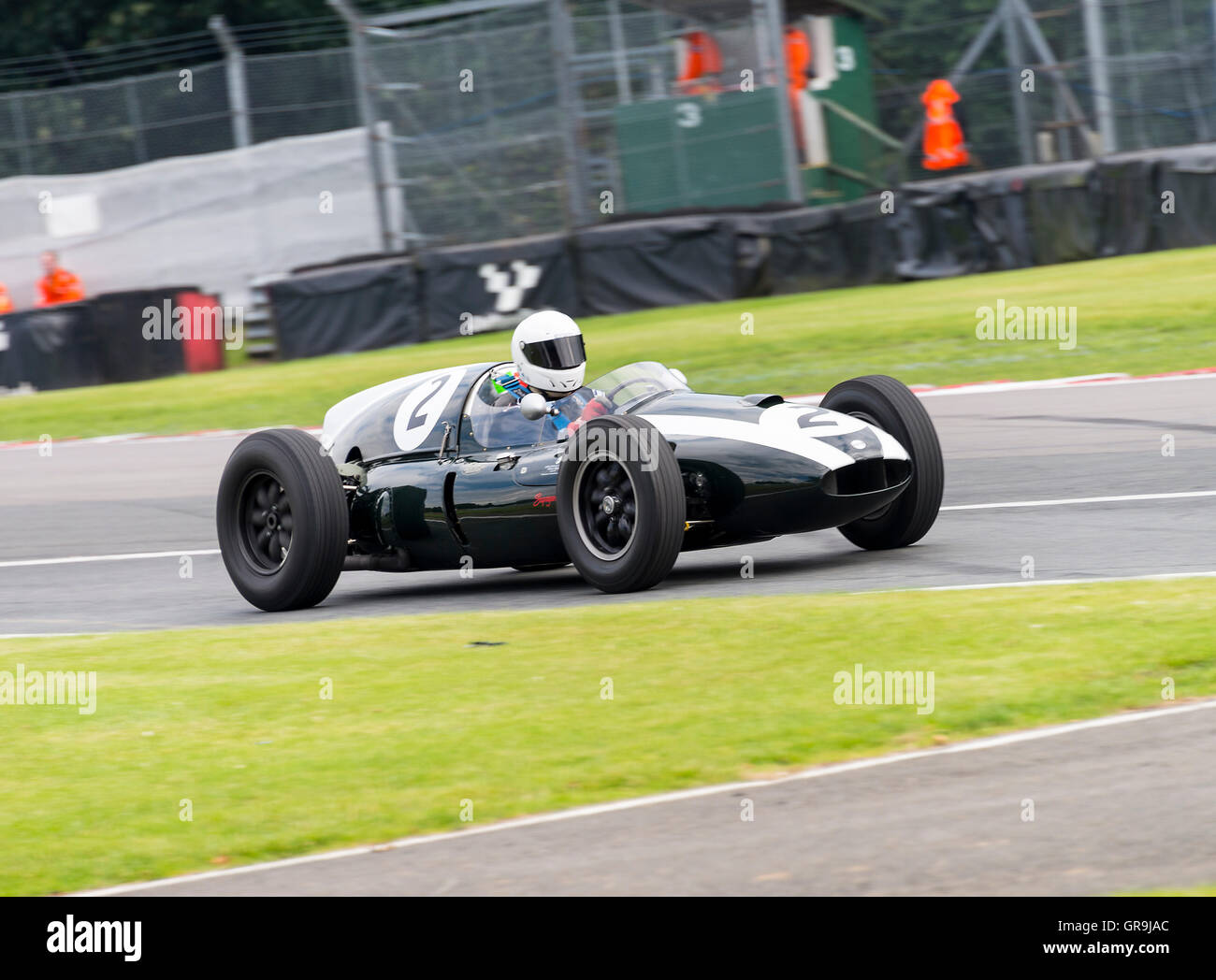 Ein Cooper T45/51 Historischer Grand Prix Rennwagen bei einem Rennen auf dem Oulton Park Motor Racing Circuit in der Nähe von Tarporley Cheshire England Vereinigtes Königreich Großbritannien Stockfoto