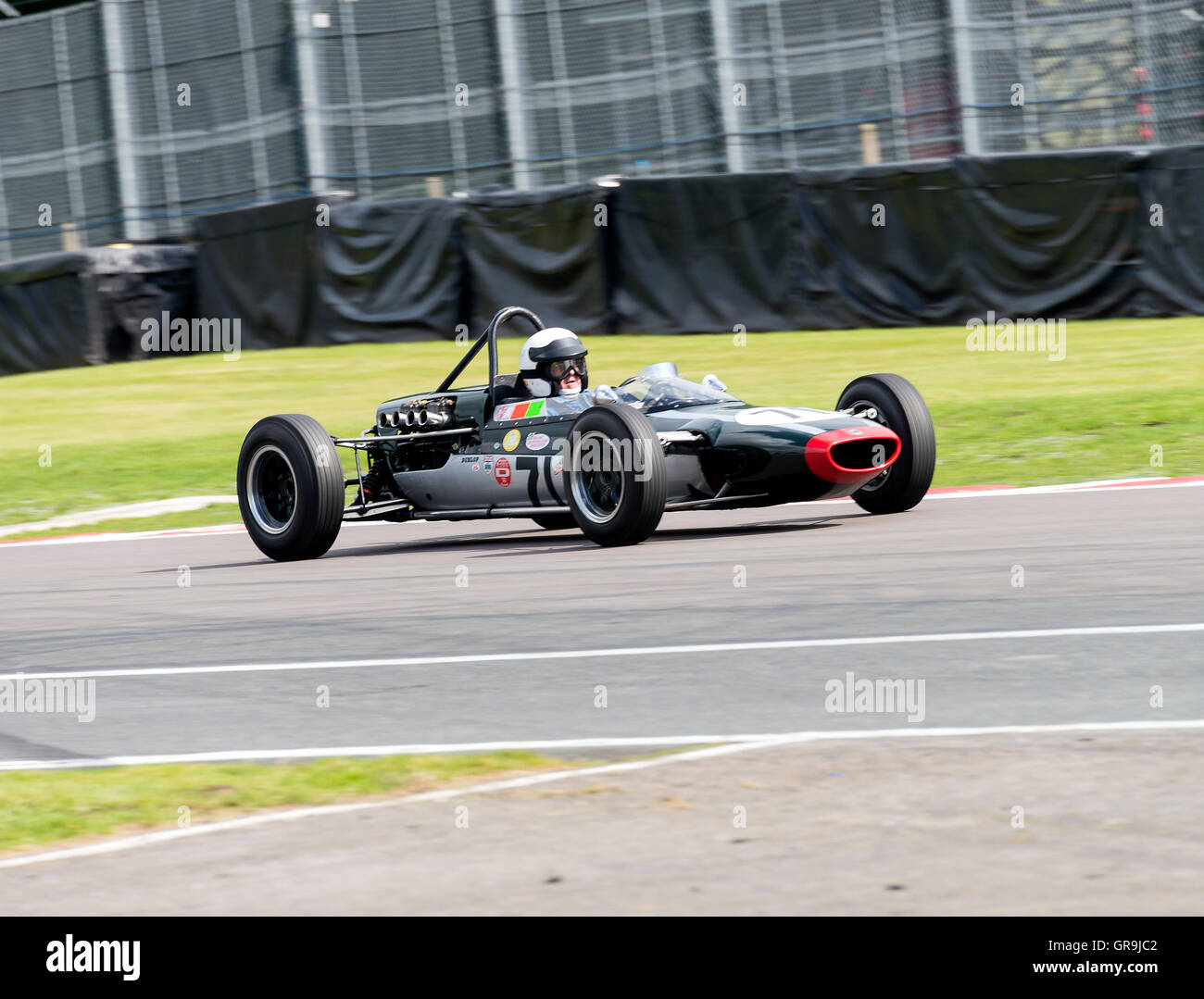 Ein Cooper T71/73 Cooper Historic Racing Car, das am Gold Cup Meeting auf der Oulton Park Race Track in der Nähe von Tarporley Cheshire England UK teilnimmt Stockfoto