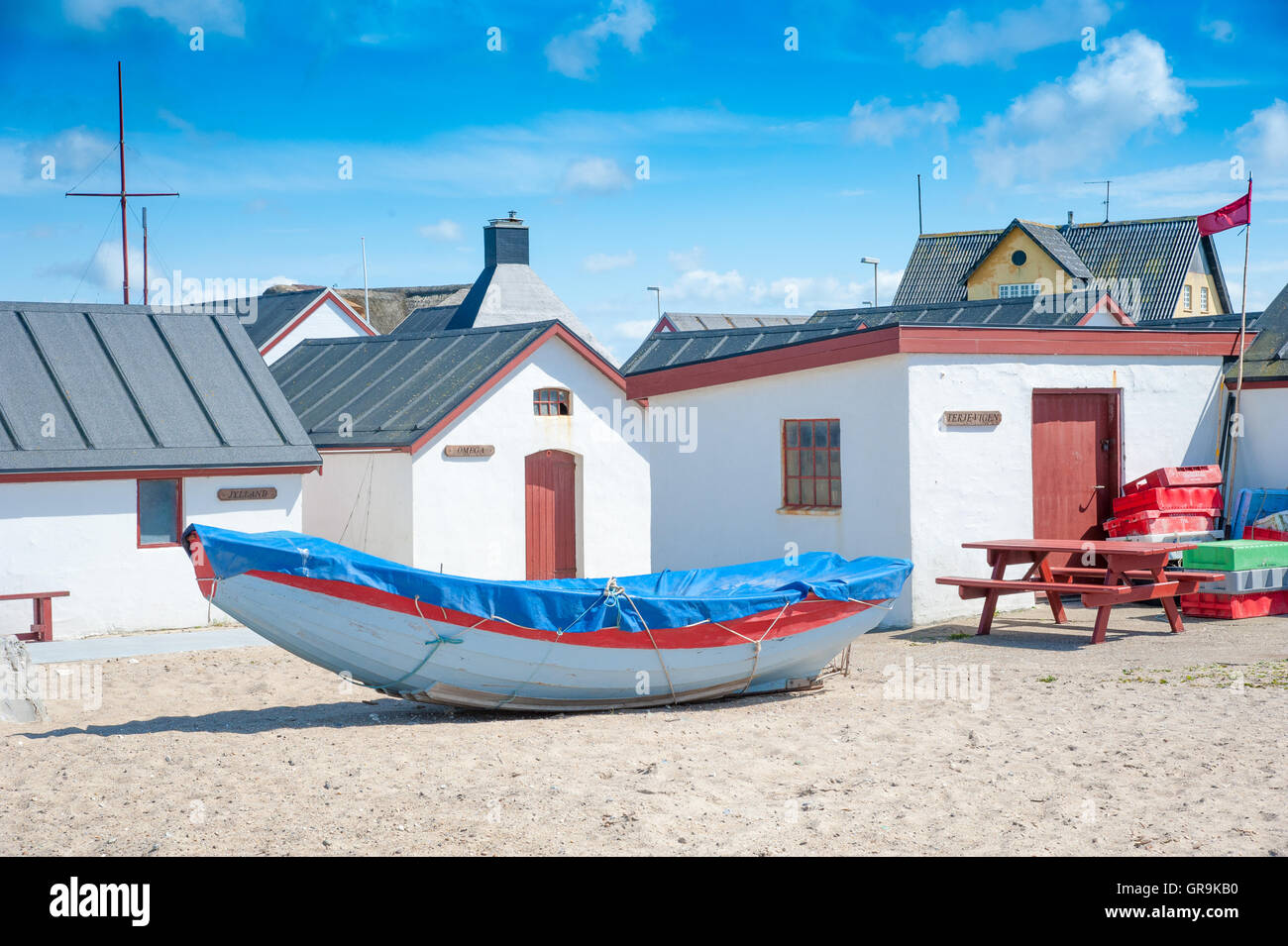 Boot und Fischerhütten an der Nordsee Stockfoto