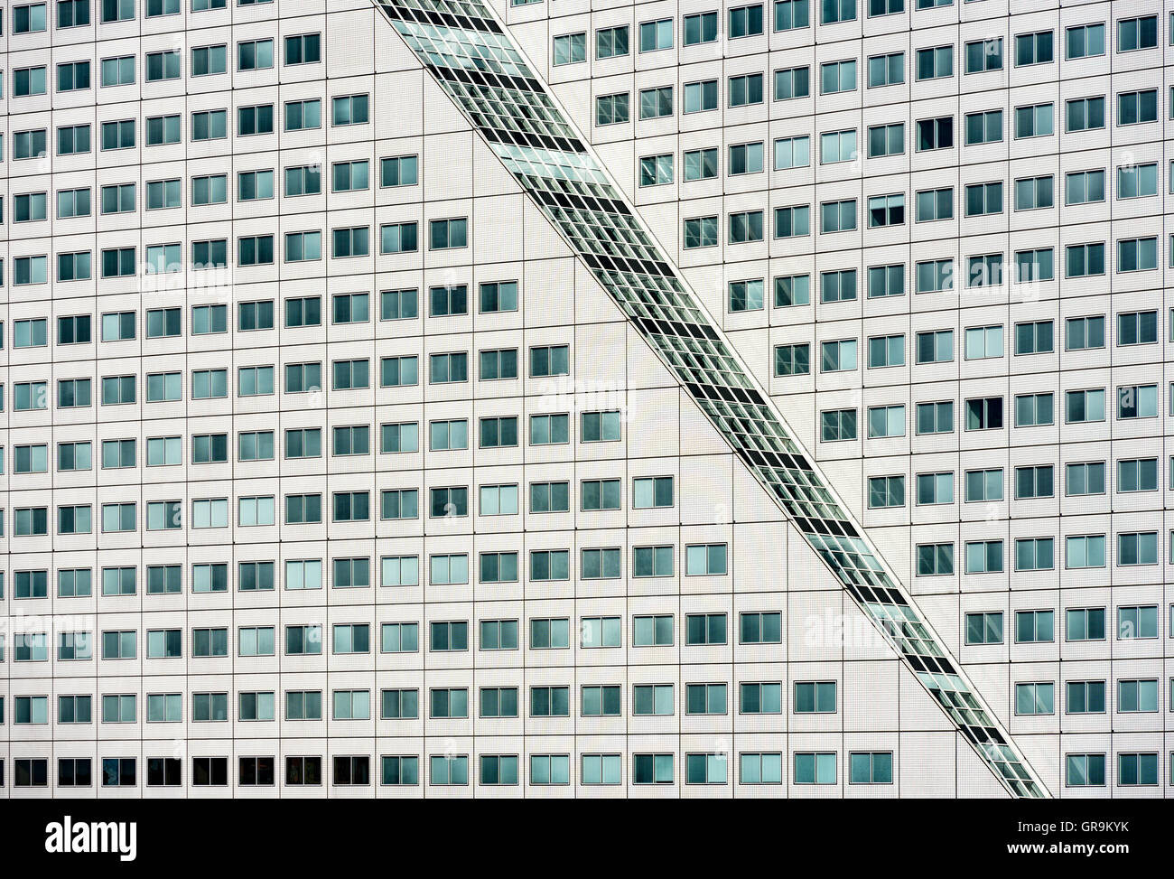 Monotone Hochhaus-Fassade Stockfoto