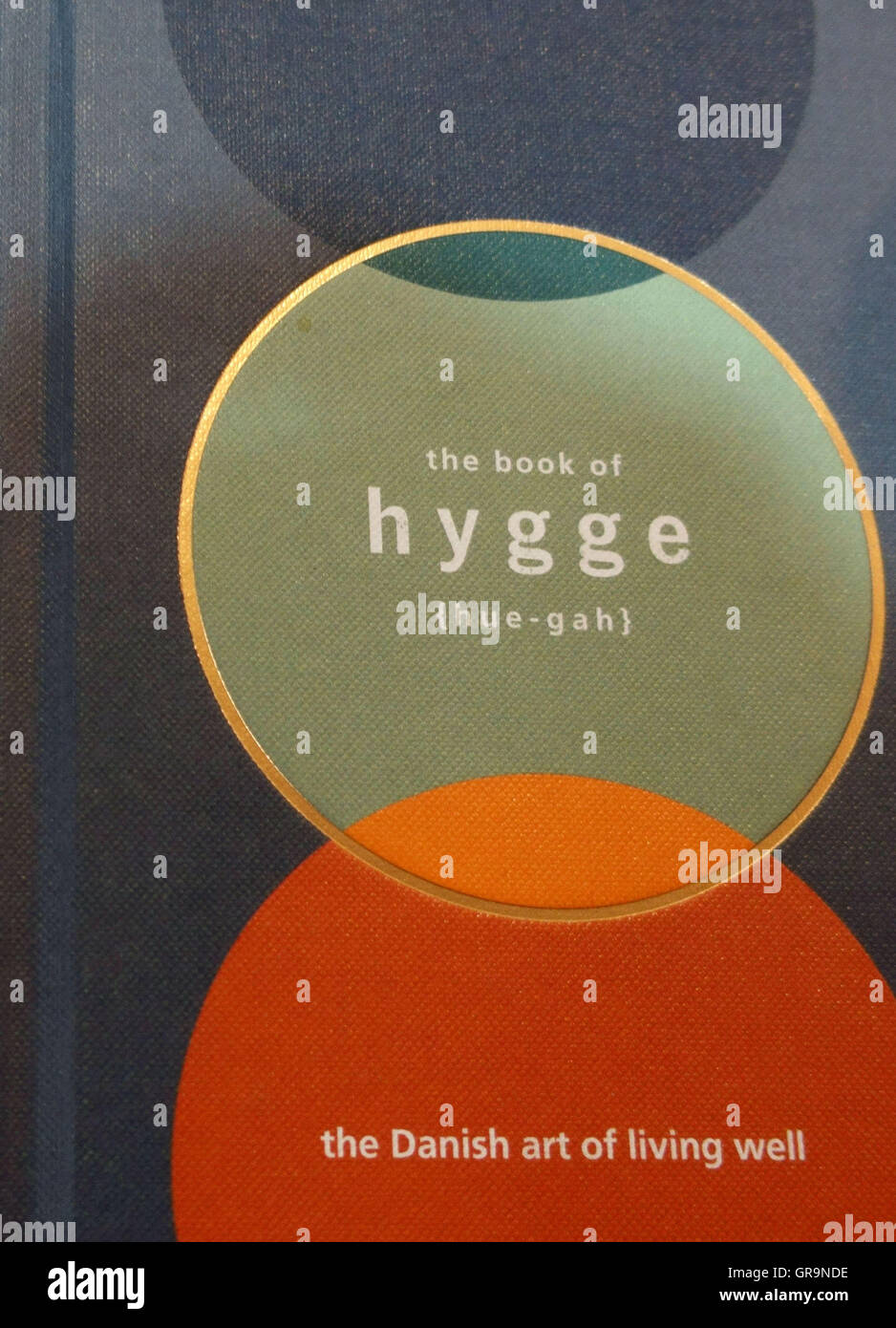 Buch über Hygge, die dänische Kunst des Lebens, in einem Buchladen in London Stockfoto