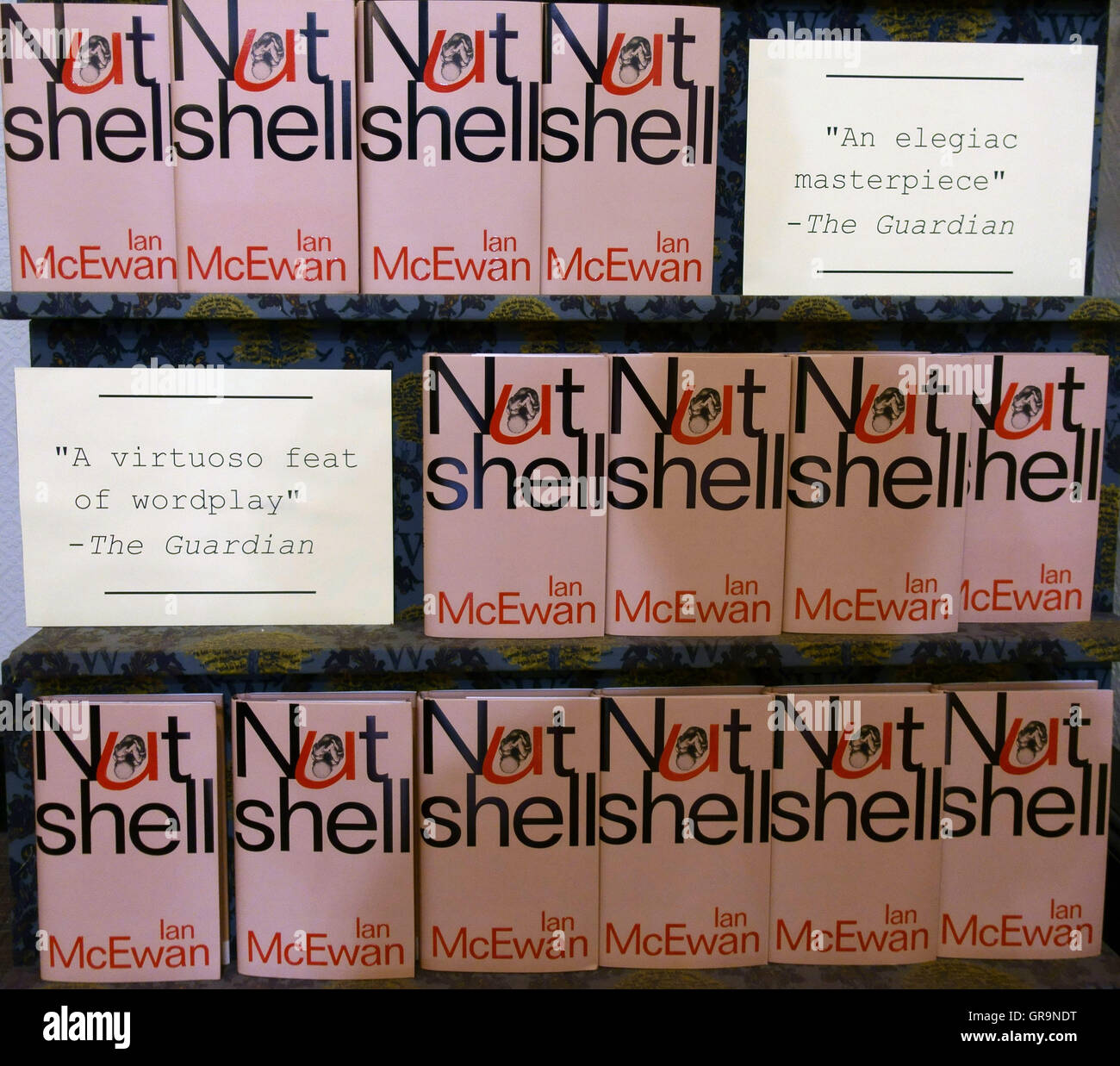 Roman von Ian McEwan "Nussschale" in London Buchladen Stockfoto