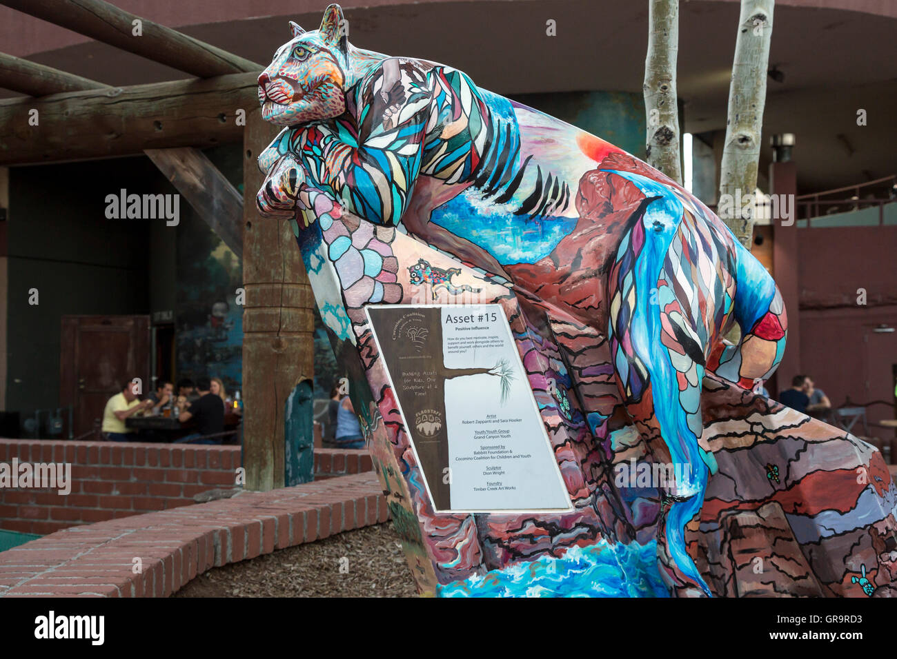 Flagstaff, Arizona - eine bemalte Skulptur von einem Mountain Lion auf dem Display in Heritage Square. Stockfoto