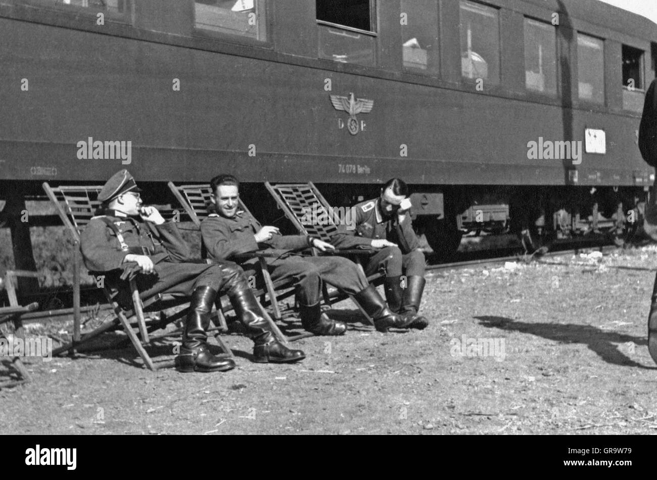 Soldaten der deutschen Wehrmacht vor einen Zug auf den 2. Weltkrieg Stockfoto