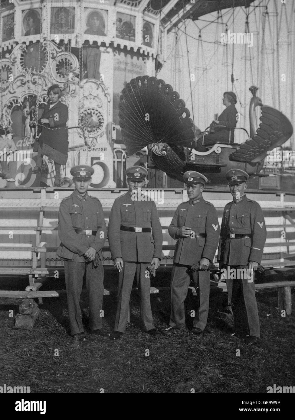 Deutsche Soldaten im Jahre 1935 vor einem Karussell Stockfoto