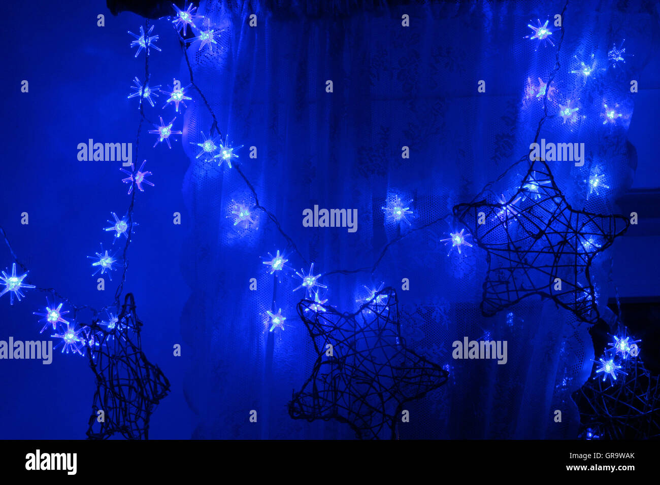 Blue Christmas Lights, Vorhänge am Fenster Stockfoto