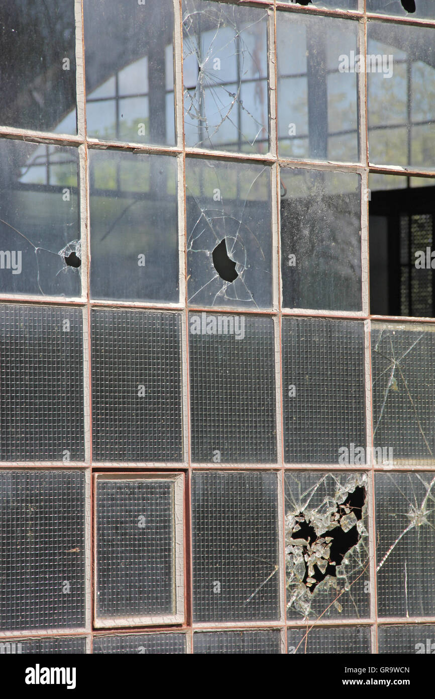 Alten zerbrochenes Glas In einem alten Fabrikgebäude Stockfoto