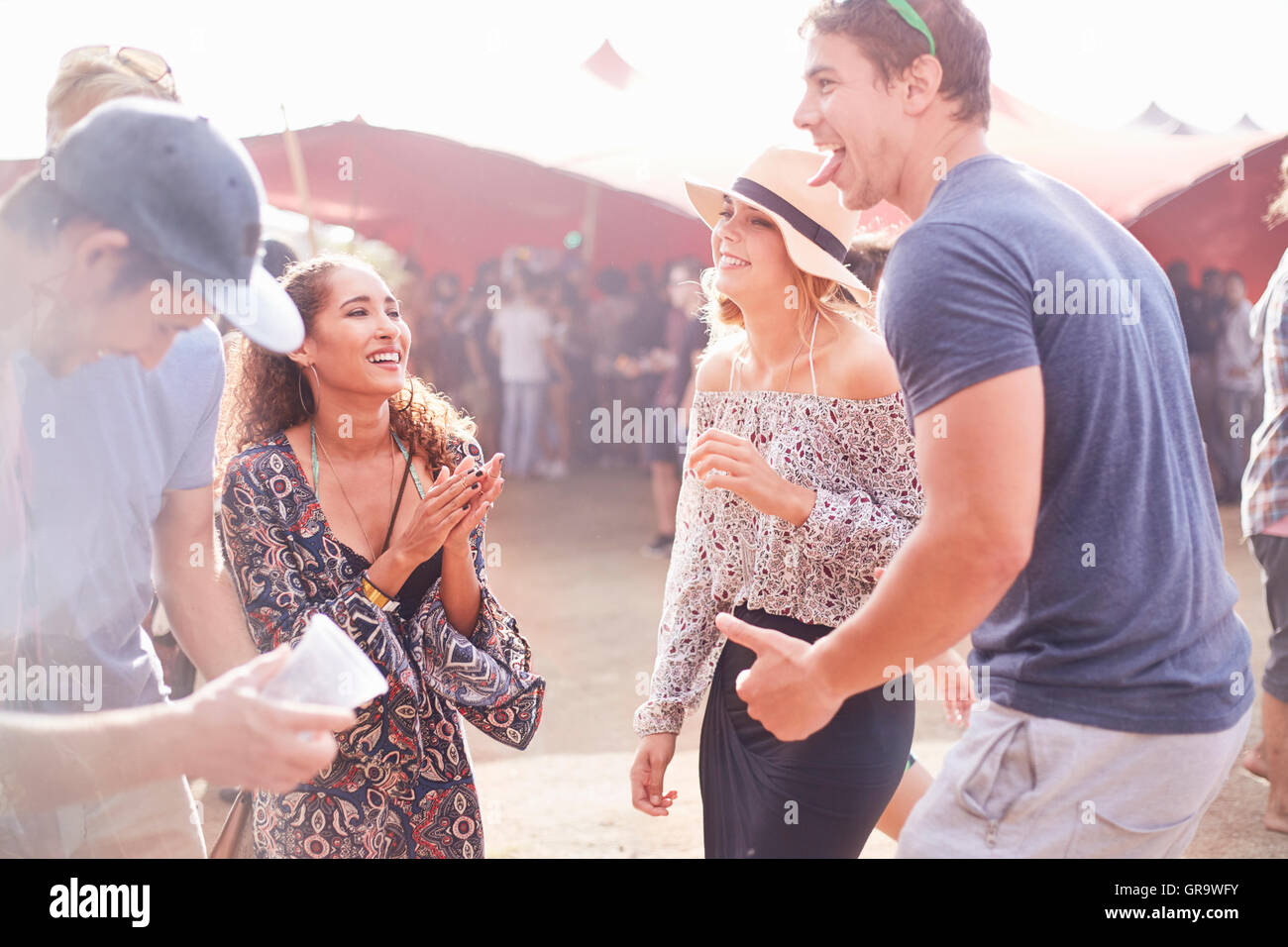 Verspielte junge Freunde tanzen beim Musikfestival Stockfoto