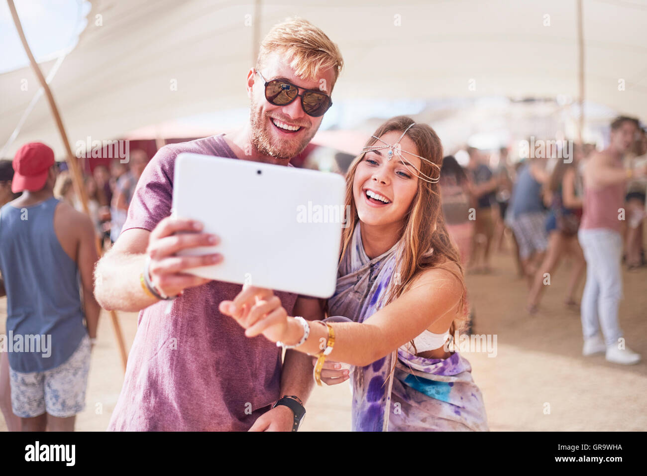 Junges Paar nehmen Selfie mit digital-Tablette beim Musikfestival Stockfoto