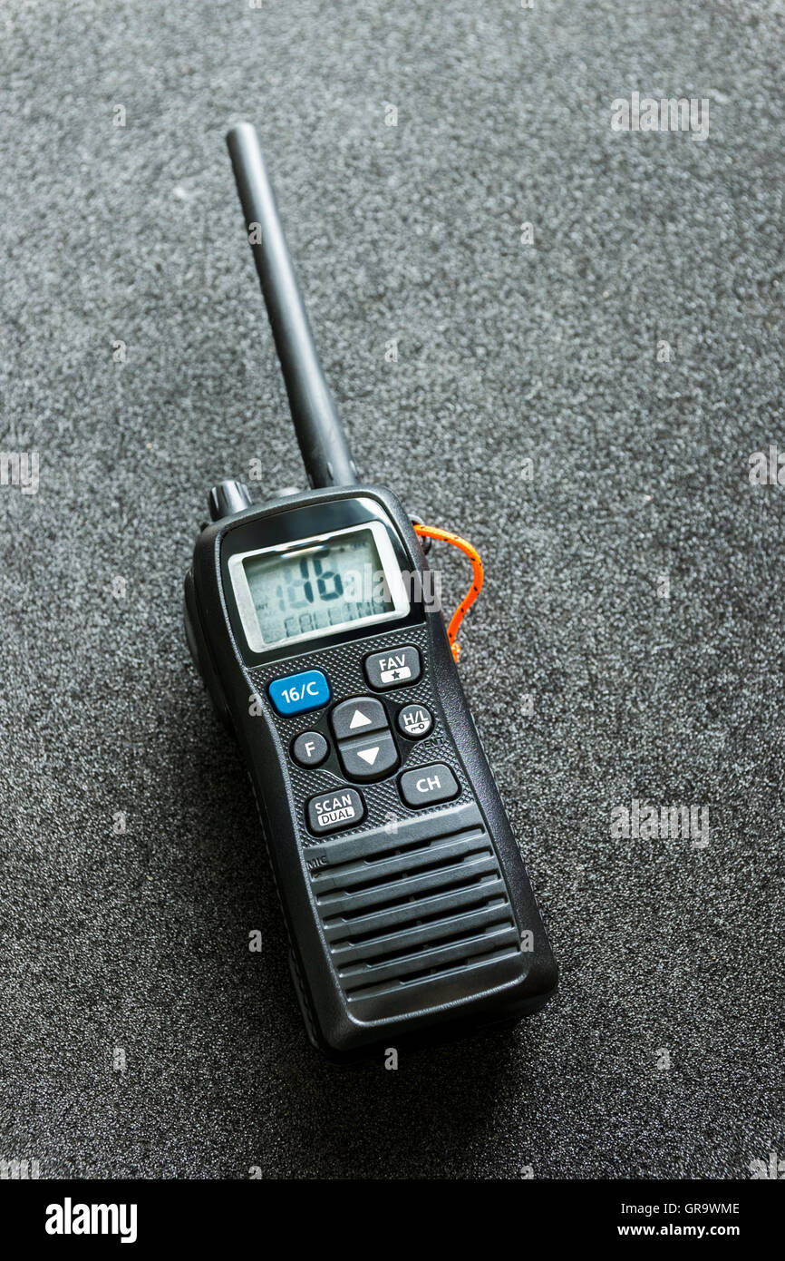 Portable handheld VHF Seefunk. Stockfoto