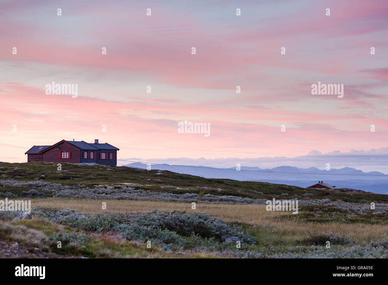 Hütte auf der norwegischen Landschaft Hardangervidda mit Abendhimmel Stockfoto